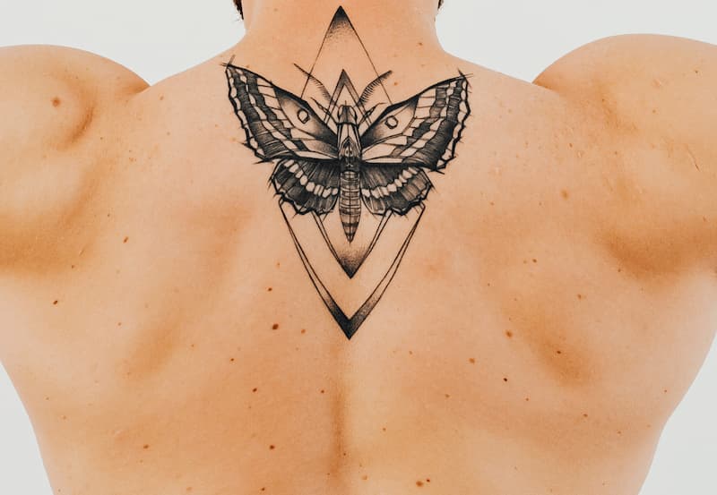Tatuaje mariposa espalda hombre